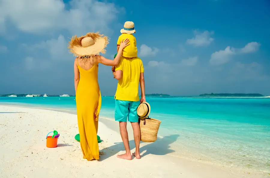 Una familia con un niño pequeño en la playa
